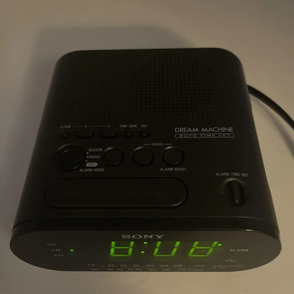 VTG Sony Am/fm Clock Radio Alarm Dream Machine ICF-C218 Auto time Set DST